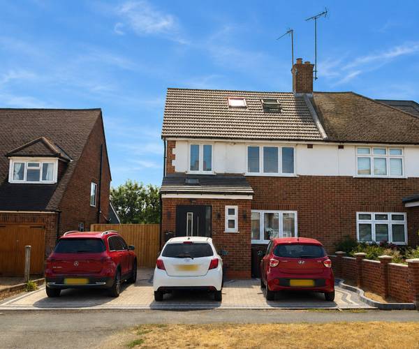 Parking on The Ridgeway, AL4