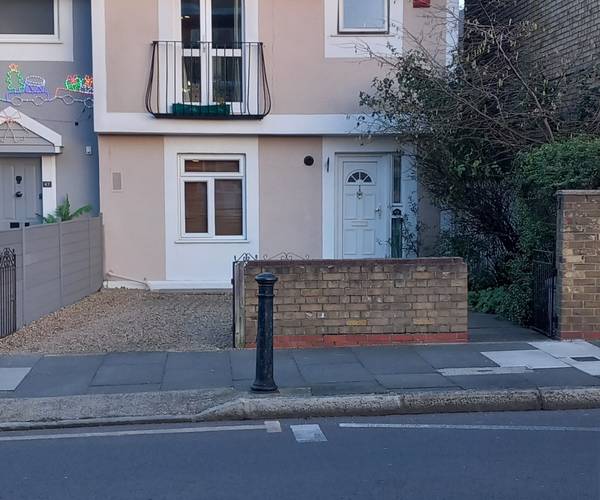 Parking on Garnet Street, E1W