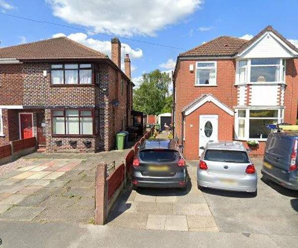 Parking on Dalton Avenue, M32