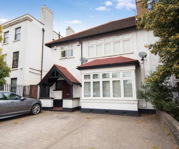Parking on Kingfisher Avenue, E11
