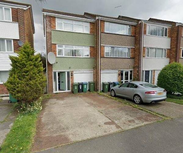 Parking on Chapel Close, WD25
