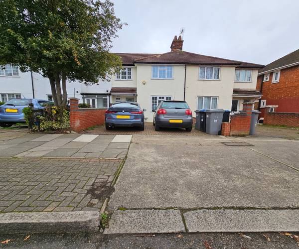 Parking on Chalfont Avenue, HA9